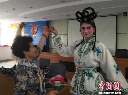 奥地利中学生在球友会网页版体验中国京剧　盛捷　摄